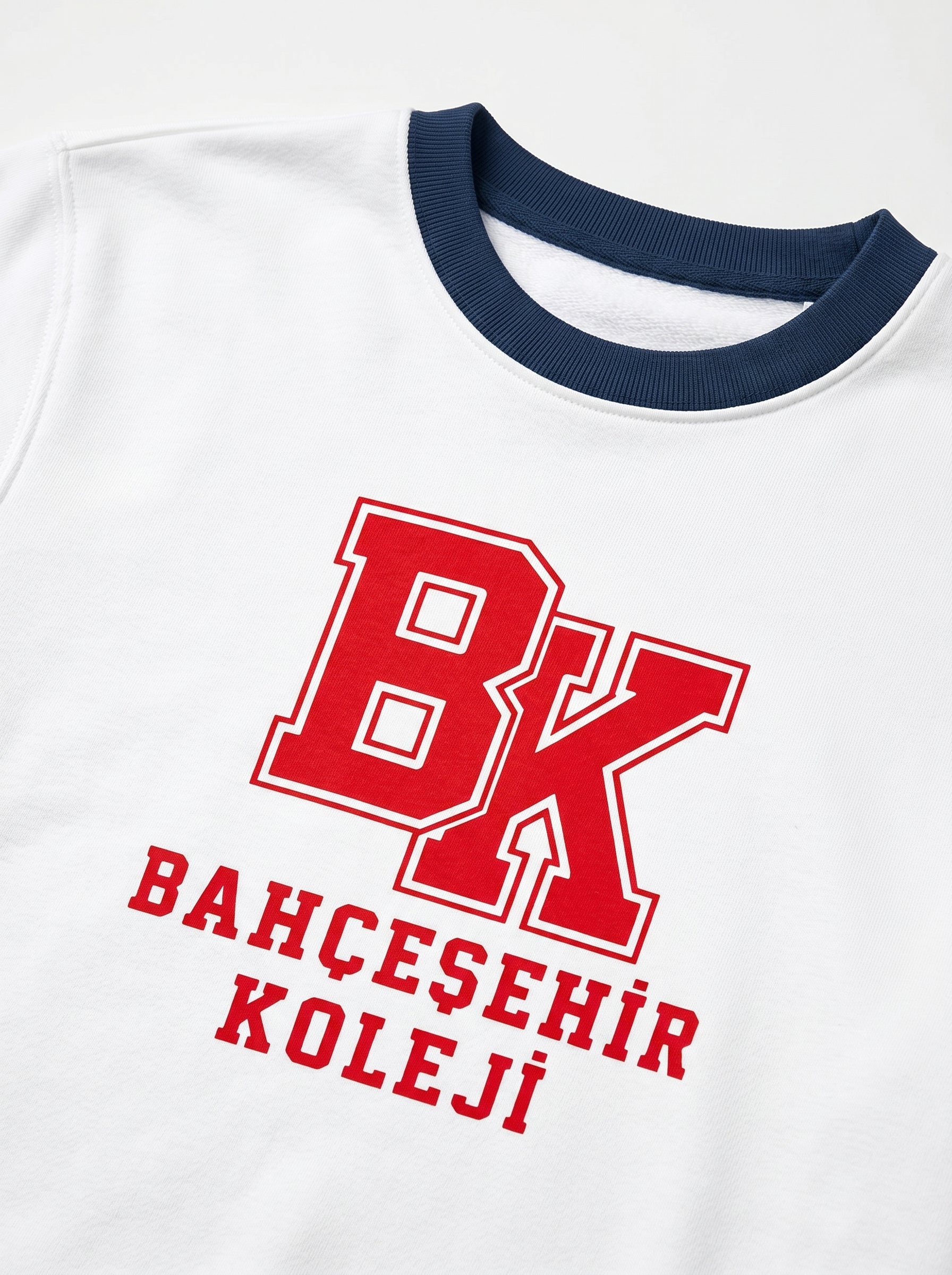 Bahçeşehir Lacivert Yaka Kırmızı Logolu Beyaz Sweatshirt
