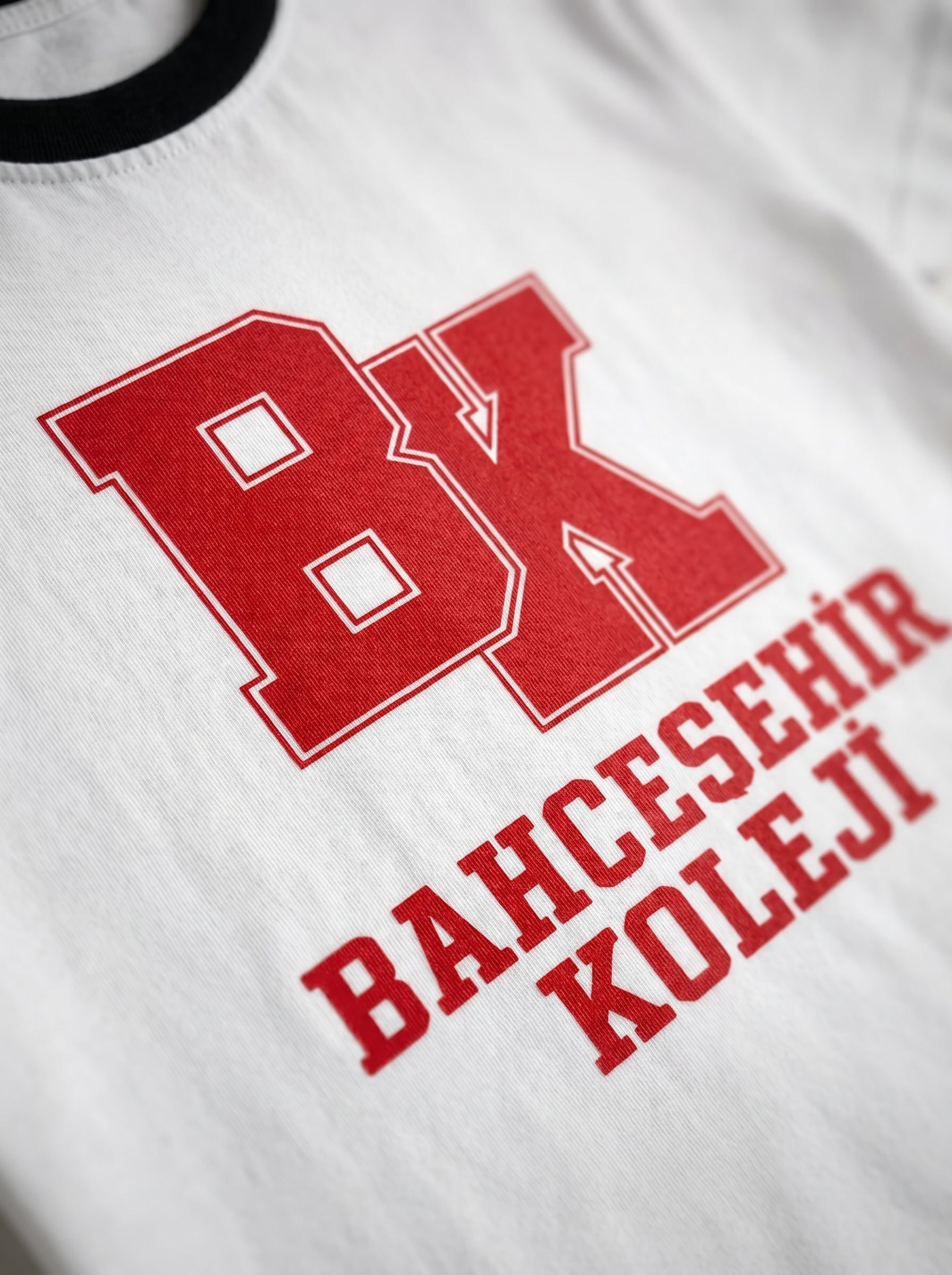 Bahçeşehir Siyah Yaka Kırmızı Logolu Beyaz T-Shirt